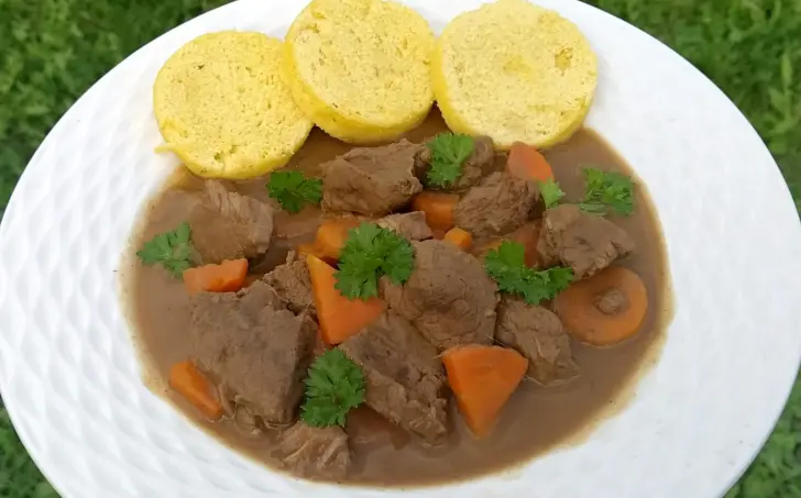 Hovězí kližka na mrkvi a tvarohový knedlík - LC
