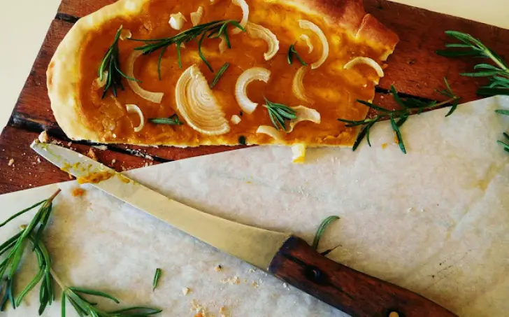 Dýňový flammkuchen s cibulí a rozmarýnem