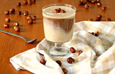 Pšenový pohár s tahini, datľami, kakaovým práškom a lieskovými orieškami
