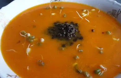 Mrkvová polévka s černou čočkou
