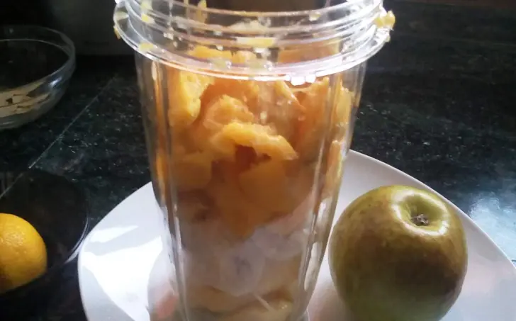 Smoothie mango-banán-jablko