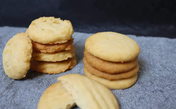 Domáce chrumkavé maslové sušienky s parmezánom (bez vajec)