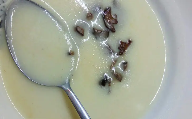 Bramborová krémová polévka s hříbky