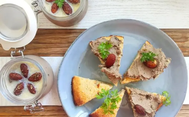 Paštéta na mandľovom toaste