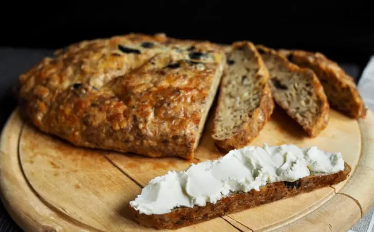 Syrový low carb chlieb s olivami