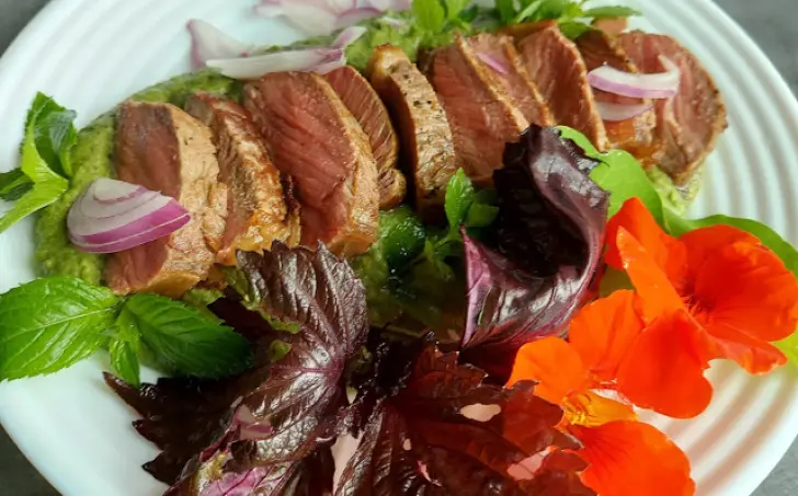 Striploin steak s mätovo hráškovým pyré, bylinkami a jedlými kvetmi