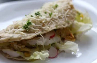 Domácí špaldovo-bylinková tortilla s kuřecími kousky, sýrovo-smetanovým dipem a salátem