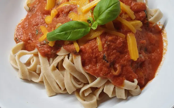 Celozrnné linguine s paradajkovo-hubovou omáčkou