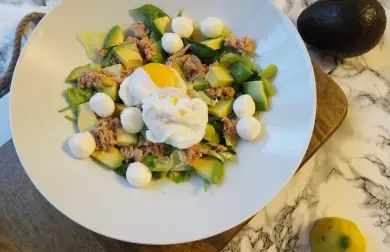 low carb: ŠALÁT S TUNIAKOM A STRATENÝM VAJCOM