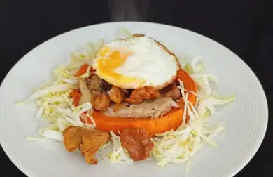 Vepřová kotleta, pečená dýně, restované houby, volské oko