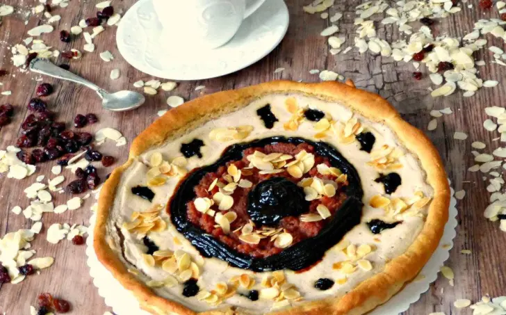 Kynutý koláč se šmakounem, hruškovými a švestkovými povidly