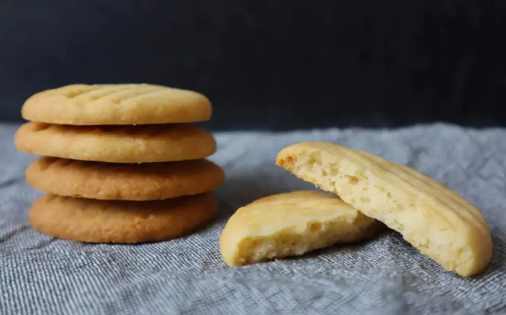 Domáce chrumkavé maslové sušienky s parmezánom (bez vajec)