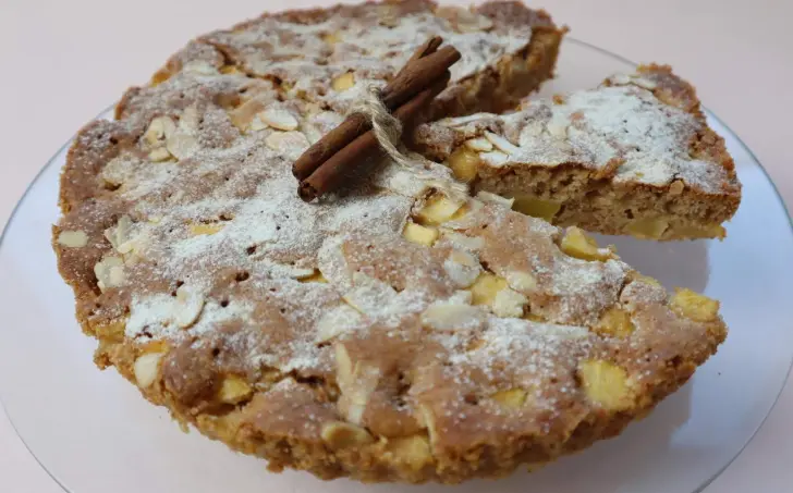 JABLEČNÝ KOLÁČ SE SKOŘICÍ A MANDLEMI