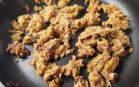 Všechny suché suroviny umixuju společně v nutribuletu. Cílem je rozmixovat psillium i parmazán na jemný prášek a všechny suroviny řádně smíchat. 

Na nepřilnavé pánvi osmahnu do růžova cibulku a slaninu.
Přidám na jemném struhadle nastrouhaný celer a za stálého tření vařečkou osmahnu do hněda a sucha.

Nechám trochu zchladnout. Přidám mokré suroviny a vše spolu řádně propracuji. Zabalím do folie a nechám v lednici cca 30minut odpočinout.Potom těsto rozdělím na 4 kusy a na pomoučněném vále z nich vyválím válečky.
Rozdělím na jednotlivé dílky, které upravím dle vlastních představ:) Já z nich udělala kuličky:) 

Pečeme v troubě na 180°C než zrůžoví nebo smažíme na pánvi na trošce sádla.