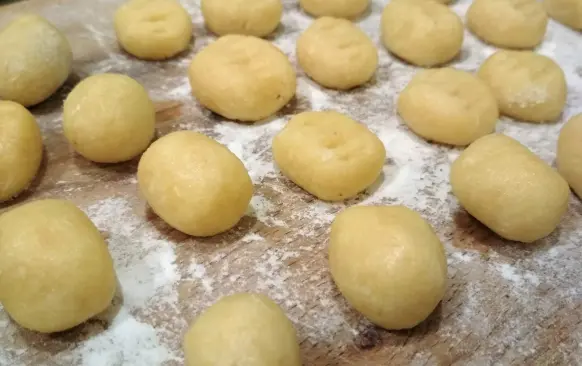 Prkénko jsem  posypala místo klasické mouky tapiokovou moukou.  Pokud vyznáváte low carb, nahraďte s ji ij jinou dle svého uvážení:)  Vyválela jsem válečky a rozdělila jsem je na stejné dílky. Z těch jsem potom vytvarovala nočky.  
Část těsta jsem nechala vedle - chtěla jsem vyzkoušet také vykrajování šulánků lžičkou:)  Nočky můžete dát chvíli ztuhnout do chladna.