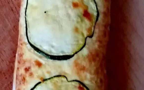 500 g cukety, kousek si nakrájíme na tenká kolečka a zbytek nastrouhat na hrubo
80 g sýr gouda nastrouhané na jemno
4 vajíčka
Trošku soli
Nastrouhanou cuketu posolit a nechat vypotit, pak přes utěrku vymačkat přebytečnou vodu, smíchat se sýrem a vajíčkem trošku soli dle chuti a rozetřít na plech s pečícím papírem potřený trošku oliváčem. Poklást cuketou(kolečka) vedle sebe na těsto.Péct na 200 stupňů do zlatova,po upečení sundat z plechu, otočit aby kolečka cukety byla dole a sloupnout papír. Potřít náplní, na to šunku,plátkový sýr prostě tím kdo co má rád. Zarolovat +zabalit do fólie a dát do lednice aspoň do druhého dne. 
Náplň :
2x lučina + trošku zakysanky, kousek strouhané nivy a sůl... vymíchat. Náplň lze ochutit třeba  česnekem, paprikou atd..