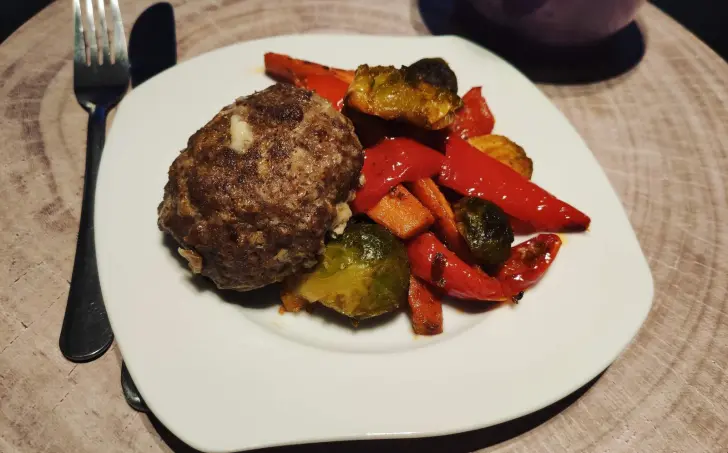 Fašírky plnené syrom, pečená zelenina LC