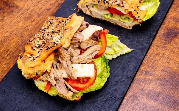 Lowcarb "bageta" plněná trhaným masem