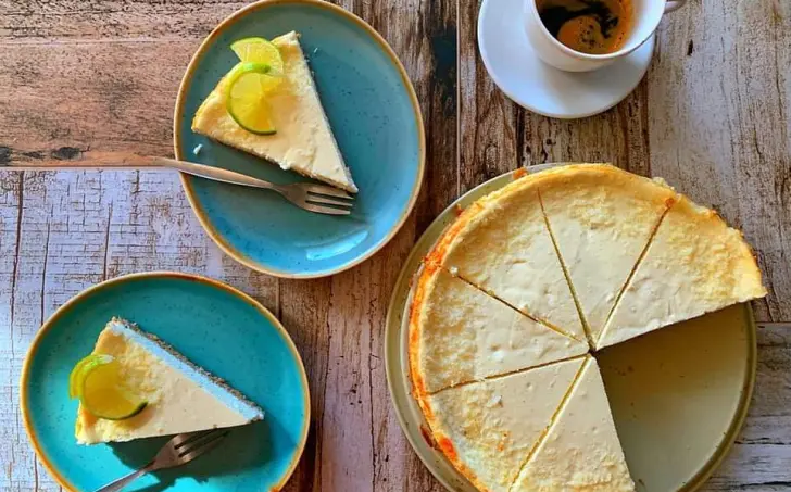 Limetkový cheesecake s kokosom na vločkovom korpuse
