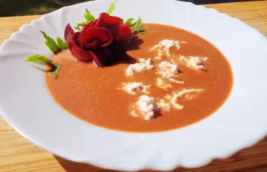Krémová polévka z červené řepy s burratou