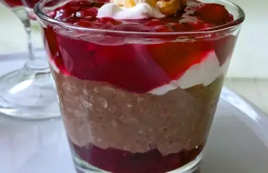Chia pohár s kakaom, kyslou smotanou a ovocím