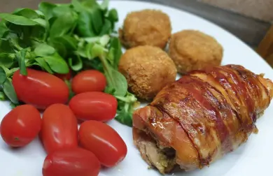 Kuřecí závitek ve slanině a celerové krokety