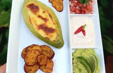 Mexická plněná ačokča mletým masem a sýrem oaxaca, batátové lupínky, pico de gallo, zakysaná smetana s chipotle a avokádová salsa