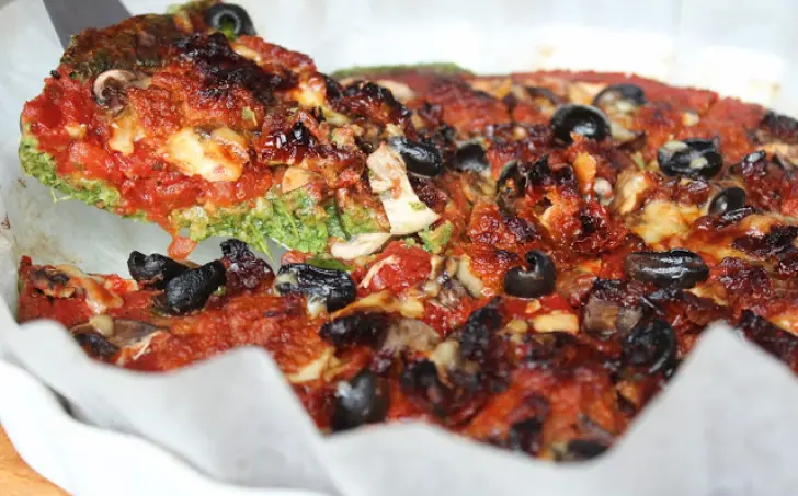 Špenátovo-rajčatová vegetariánská pizza z ovesné mouky