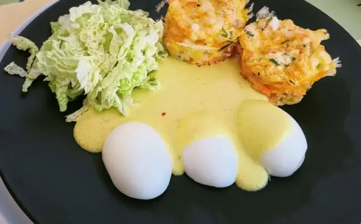 Vajcia s dijonskou omáčkou a mrkvové knedle