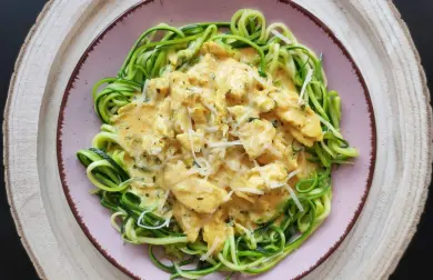 Kuřecí na kari, cuketové nudle Lowcarb