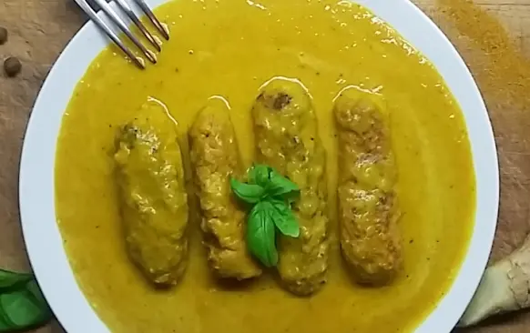 Rolky(cevabcici) - mohou být kuřcí, vepřové, hovězí, může se vynechat i celer.

Rolky:
Všechny ingredience spolu rozmixovat a nechat odležet v lednici (ja jsem mela 24 h.),pokud bude smes moc řídká dodat trochu psylia,koření.

Poté vyválet rolky a osmažit na sádle ze všech stran. Těsto se lepí na ruce - nachystejte si misku se studenou vodou a namáčejte při tvorbě ruce.

Omáčka:

Na sádle osmažit na kostky cibuli do zlatova. Přidat pokrájenou- upečenou dýni z trouby (20 min. 200st.), zasypat koření,společně prohřá.

Do mixéru dát tuto směs a všechny další ingredience (kromě vody) rozmixovat do hladka, vlít zpět na pánev,přidat dle potřeby vodu a naházet tam rolky. Společně prohřát.
Jako přílohu cokoli,grušetky,květákovou ryži, pyré, pečenou cuketu.