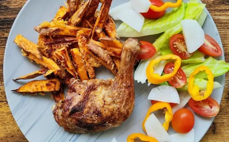 Pečené kuracie stehno a batátové hranolky s parmezánom
