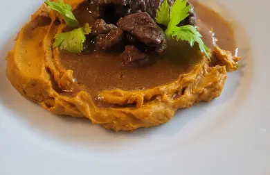 HOVĚZÍ NA VÍNĚ S DÝŇOVÝM PYRÉ