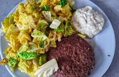 Hovězí hamburger s restovanou kapustou na másle a olivovém oleji