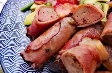 KUŘECÍ JÁTRA OBALENÁ VE SLANINĚ SE SALÁTEM