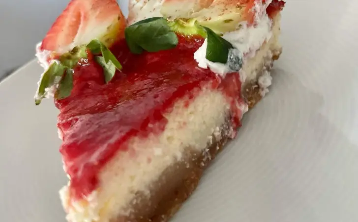 Lowcarb cheesecake s jahodovým rozvarom