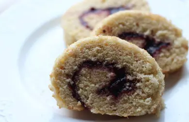 Celozrnná špaldová roláda s borůvkovými povidly