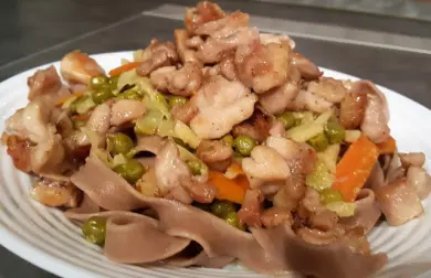 Špaldové fettuccine so zeleninou a chrumkavým kuracím mäsom