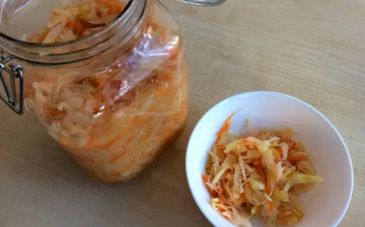 Kvašené bílé zelí s mrkví a cibulí neboli pickles
