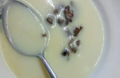 Bramborová krémová polévka s hříbky
