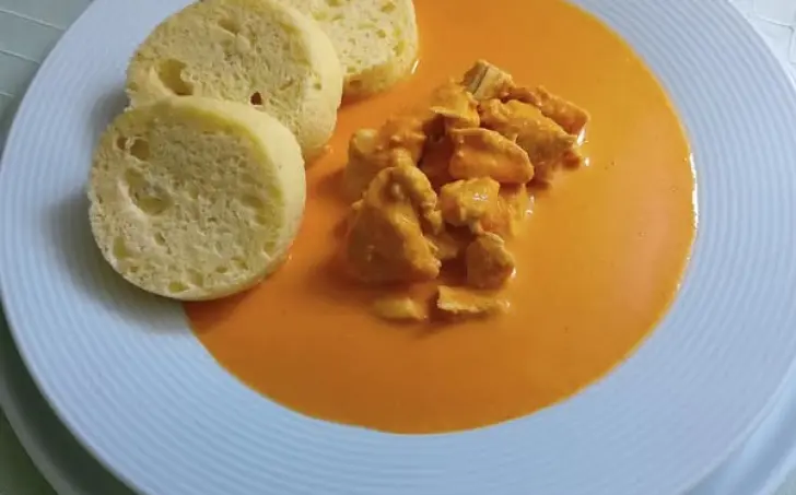 Kuracie mäso na paprike s paloučkovým knedlíkom