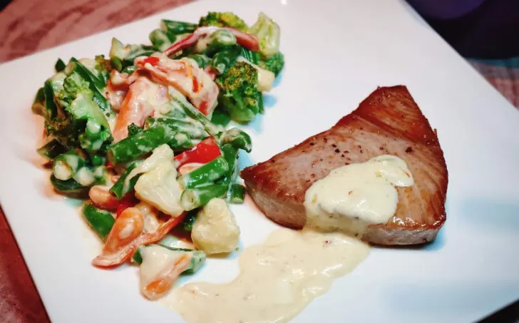 Steak z tuniaka so smotanovou zeleninou LC