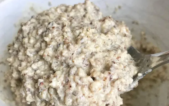 Mezitím si připravíme náplně. Do jedné misky dáme mletý mák, do druhé mleté vlašské ořechy (se skořicí). 
Smetanu ohříváme v kastrůlku. Až se začne vařit, vypneme a polovinu smetany nalijeme k máku a polovinu k ořechům. 
Obě směsi promícháme.