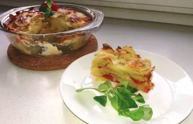 Zemiaky zapečené s paradajkami, mozzarellou a bazalkou