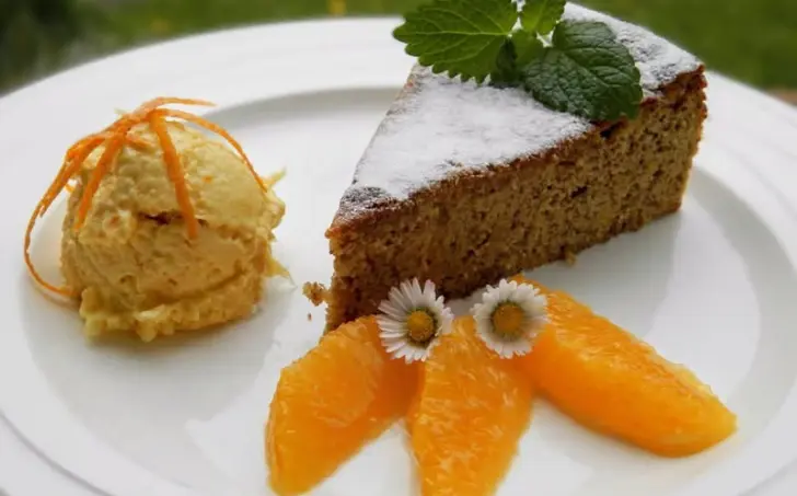 Pomarančová torta bez múky s domácou pomarančovou zmrzlinou