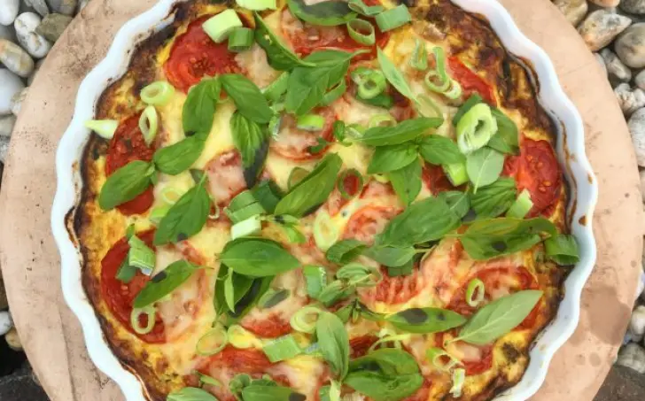 Cuketový koláč s letnými paradajkami a parmezánom
