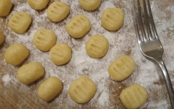 Prkénko jsem  posypala místo klasické mouky tapiokovou moukou.  Pokud vyznáváte low carb, nahraďte s ji ij jinou dle svého uvážení:)  Vyválela jsem válečky a rozdělila jsem je na stejné dílky. Z těch jsem potom vytvarovala nočky.  
Část těsta jsem nechala vedle - chtěla jsem vyzkoušet také vykrajování šulánků lžičkou:)  Nočky můžete dát chvíli ztuhnout do chladna.
