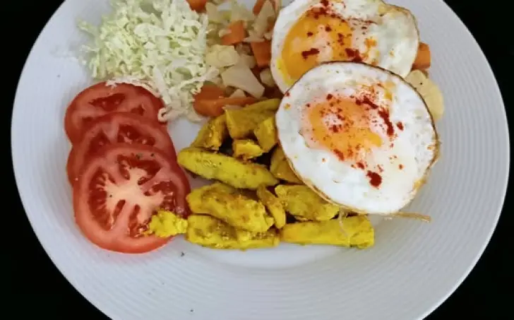 Kuřecí nudličky na kari, pečená mrkev s květákem a volská oka