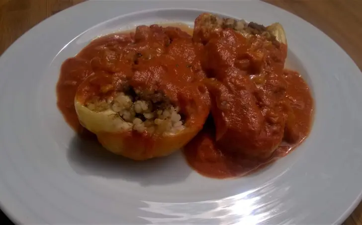 Plnené papriky seitanom v paradajkovej omáčke