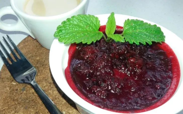 Kokosový cheesecake s černicovým želé